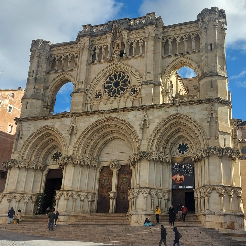 La catedral de Santa María y San Julián es el templo principal de la ciudad española de Cuenca,  es preciosa. #lacocinadeespaña #catedral #catedrales #catedraldecuenca #cuenca #cuencaespaña #españa