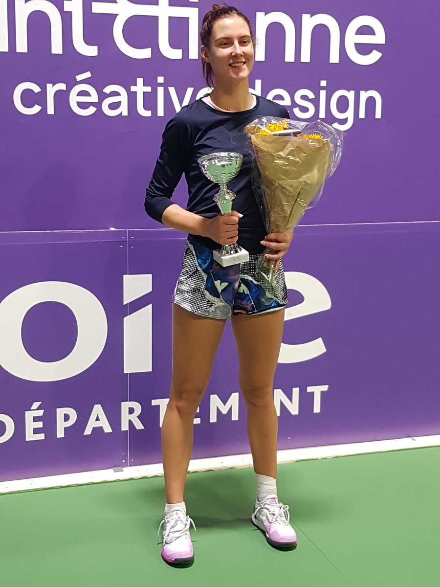 [#ITF] Audrey #Albie (n°313) 🇫🇷 s'impose à #SaintEtienne (France, W25, indoor) ! Tête de série n°7, elle profite de l'abandon d'Emeline #Dartron (n°816) 🇫🇷 alors qu'elle menait 6-4, 3-0. À 28 ans, elle soulève ainsi son quatrième trophée 🏆 professionnel.

📸 : <a href="/RCFSaintEtienne/">RCF Saint-Étienne</a>
