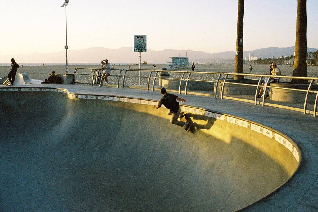 jugerardo's tweet photo. #leicam6 
#lomo800
#skater https://t.co/bYzQbtI0YG https://t.co/dUUwYou3aP