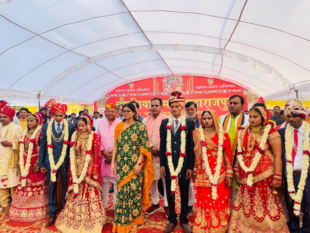 आज महाराजपुर, छरतपुर मध्य प्रदेश में चौरसिया समाज द्वारा आयोजित ‘सामूहिक विवाह एवं परिचय सम्मेलन’ कार्यक्रम में सम्मिलित होकर नवदम्पत्तियों को अपनी शुभकामनाएं दी। इस अवसर पर चौरसिया समाज के सामाजिक रत्नों को विशेष रूप में सम्मानित किया।