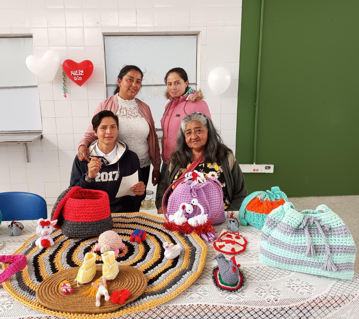 SlisCBolivar's tweet photo. Personas mayores de la Casa de la Sabiduría Centro Día Bella Flor de @SlisCBolivar comercializan sus emprendimiento de ropa, mochilas, bolsas navideñas, floreros en la feria de servicios realizados en articulación con @habitatbogota y líderes del sector.

#EnBogotáNosCuidamos https://t.co/vJMob9fAIv