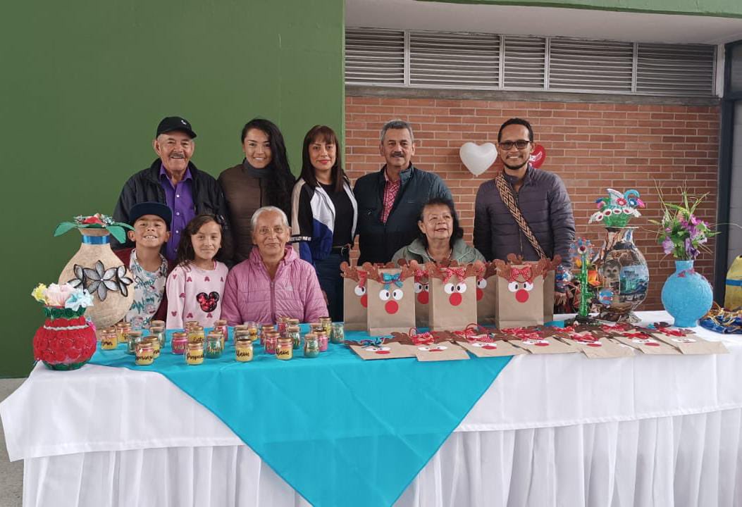 SlisCBolivar's tweet photo. Personas mayores de la Casa de la Sabiduría Centro Día Bella Flor de @SlisCBolivar comercializan sus emprendimiento de ropa, mochilas, bolsas navideñas, floreros en la feria de servicios realizados en articulación con @habitatbogota y líderes del sector.

#EnBogotáNosCuidamos https://t.co/vJMob9fAIv