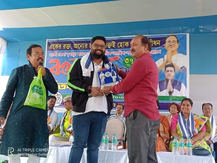 TTJHooghly's tweet photo. আজকে শ্রীরামপুর আর এম এস গ্রাউন্ড এ অন্যায় চ্যাটার্জী এর পরিচালনায় এবং হুগলী জেলা তৃণমুল ছাত্র পরিষদ @HooghlyTMCP - যুব কংগ্রেস - মহিলা কংগ্রেস - শ্রমিক এবং জয়হিন্দ বাহিনীর উদ্যোগে এক রক্তদান শিবির এবং শীতবস্ত্র বিতরন অনুষ্ঠান অনুষ্ঠিত হয়।

#HooghlyTMCP
#HooghlyTTJ https://t.co/p5DpSowIi1
