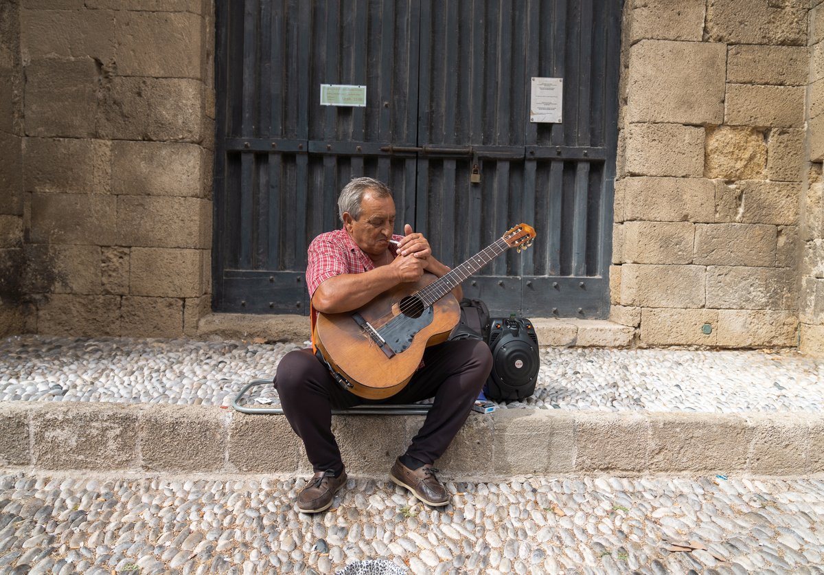 Guitar player gearing up! 

#streetphotography #photo #streetphotographer #musician #musicianofinstagram #photography #greecestreet #travelphotography #travelphoto #travelphotographer #guitar #streetmusician #streetmusic #travelgreece #RhodesGreece