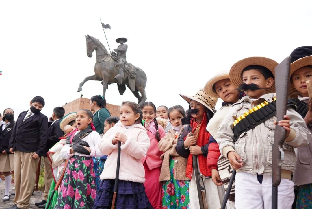 LuisECadenaG's tweet photo. Con mucho entusiasmo niños, jóvenes, adultos mayores y población en general, participamos en el #Desfile con motivo del 112 aniversario del inicio de la #RevolucionMexicana, que marcó una transformación para el pueblo de México.

#NopalaDeVillagrán
#ElPuebloQueQueremos https://t.co/LNmES8yFGK