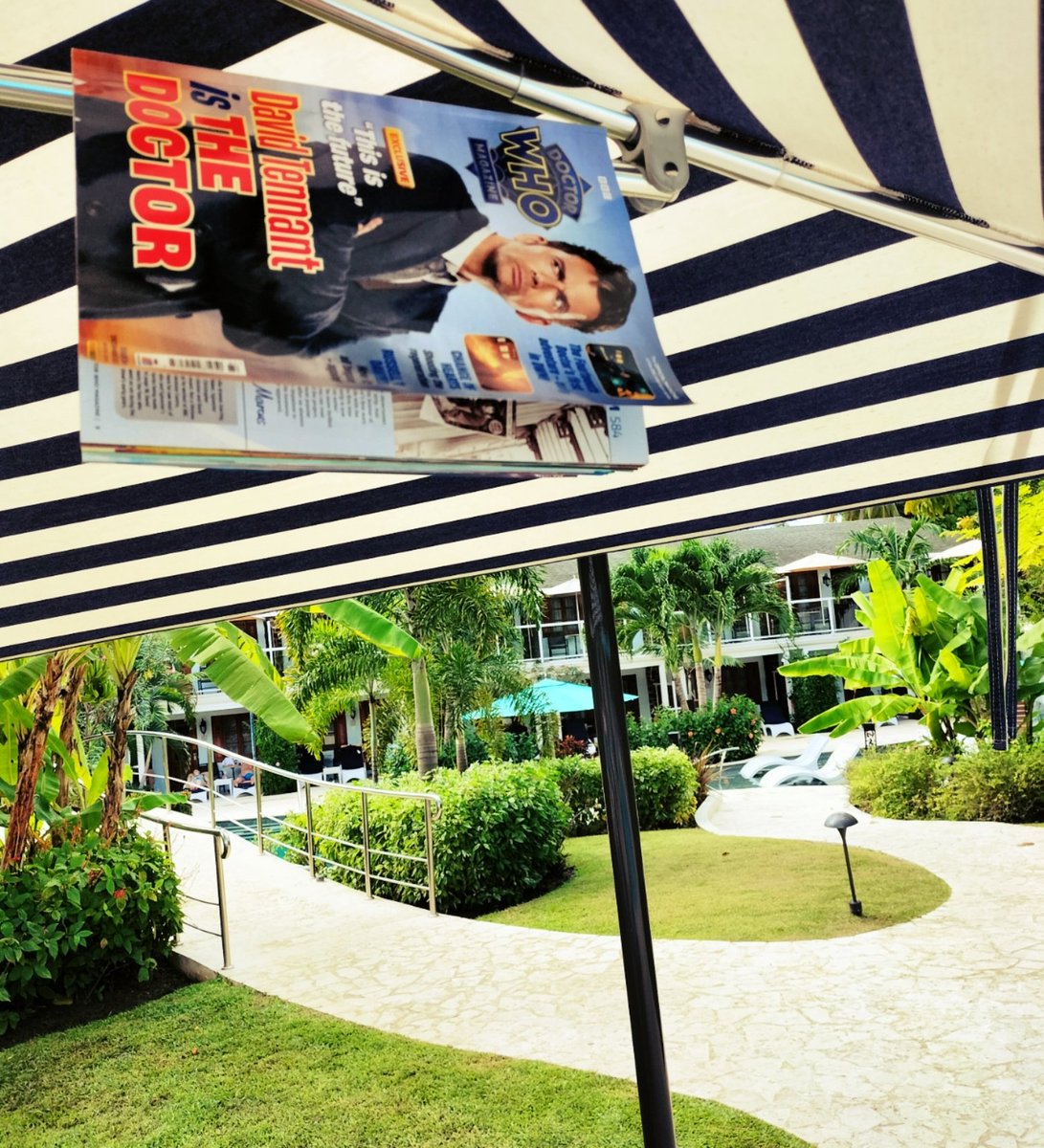 LeesonFischer's tweet photo. When you desperately want to read the latest #doctorwho magazine, but are simultaneously dealing with tropical showers 🙌 https://t.co/FW9DsTdKOC