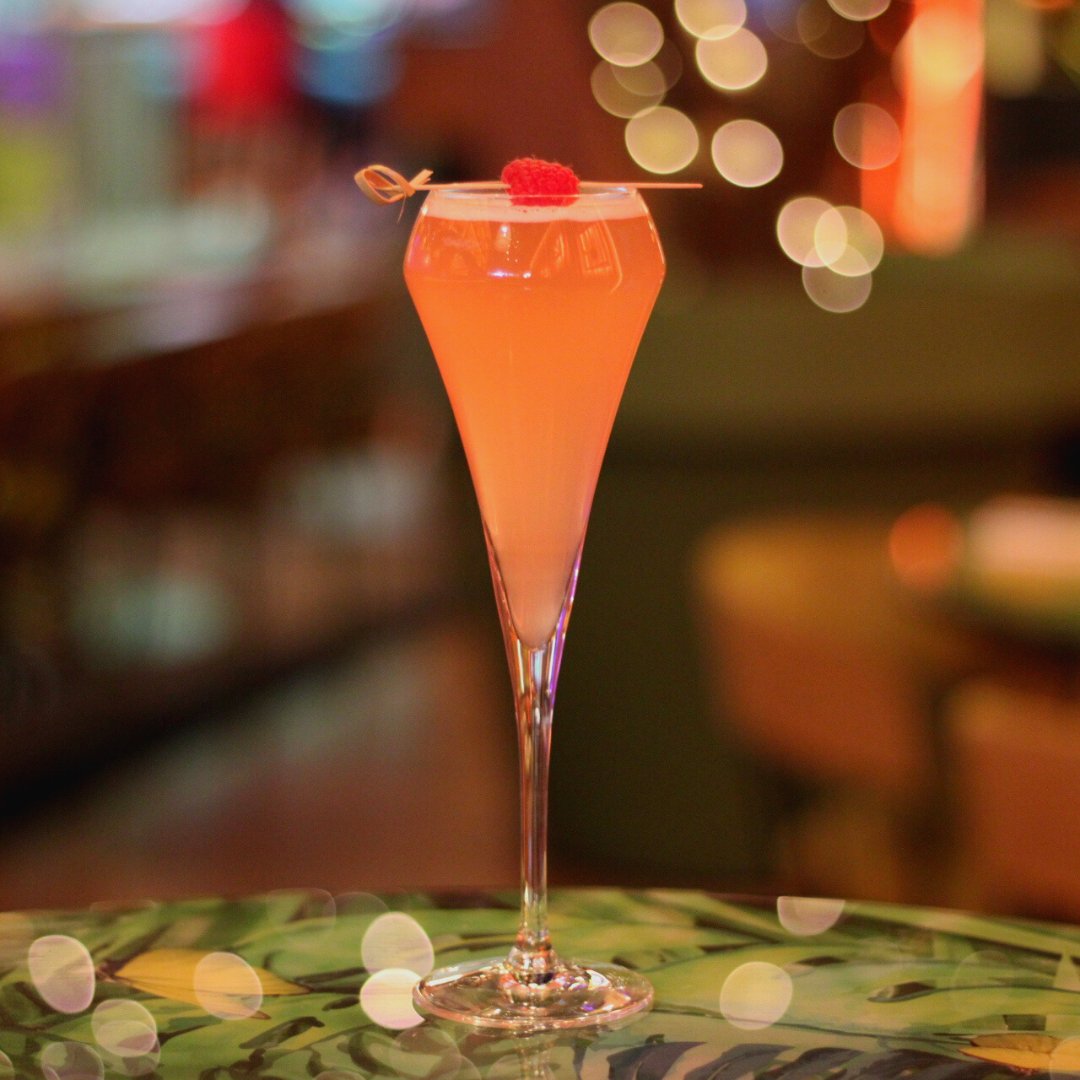 HydeGinBar's tweet photo. One of our most popular cocktails✨

✨JEKYLL ✨

 Grey Goose Vodka . Fermented Raspberry . Mango Honey . Prosecco

#hydebar #hyde #cocktails #christmas #galwaycity #ginbar https://t.co/n3WocCyClo