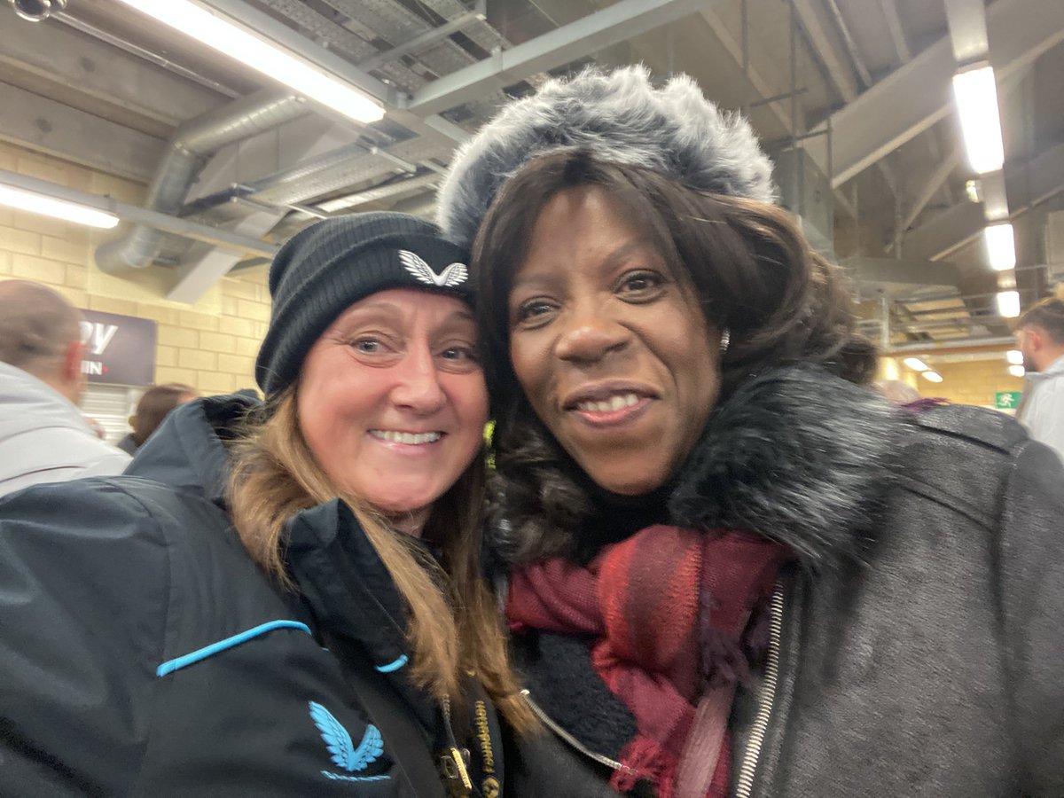 MarnieRich74's tweet image. Had a great time volunteering at the Molineux Sleepout with the #wolvesfoundation and meeting Wolverhampton’s finest singer @Jaki_Graham, what a lovely lady