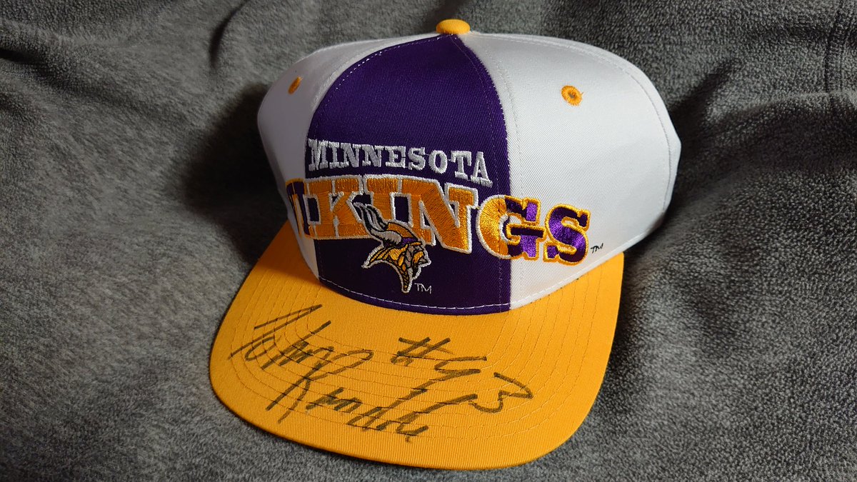 X_doggett's tweet photo. 押入れから出て来たNFLグッズ ⑦
★ジョン・ランドル選手直筆サイン入りミネソタ・バイキングスのベースボールキャップ★

🏈1994年にアメリカボウルで来日した際に当時あったNFLオフィシャルショップのサイン会でサイン貰いました。

#NFLグッズ #JohnRandle #ミネソタバイキングス #キャップ https://t.co/HNnQ0mmaVB