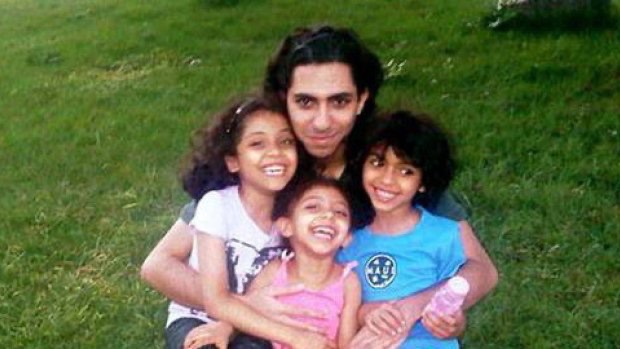 🇸🇦 Saudi Arabia jailed Raif Badawi for 10 years for advocating freedom—which Crown Prince Mohammed bin Salman says he supports. Now they won’t let Raif leave the country for another 10 years. RT if you support Raif's right to see his wife Ensaf and their children. #LetRaifFly