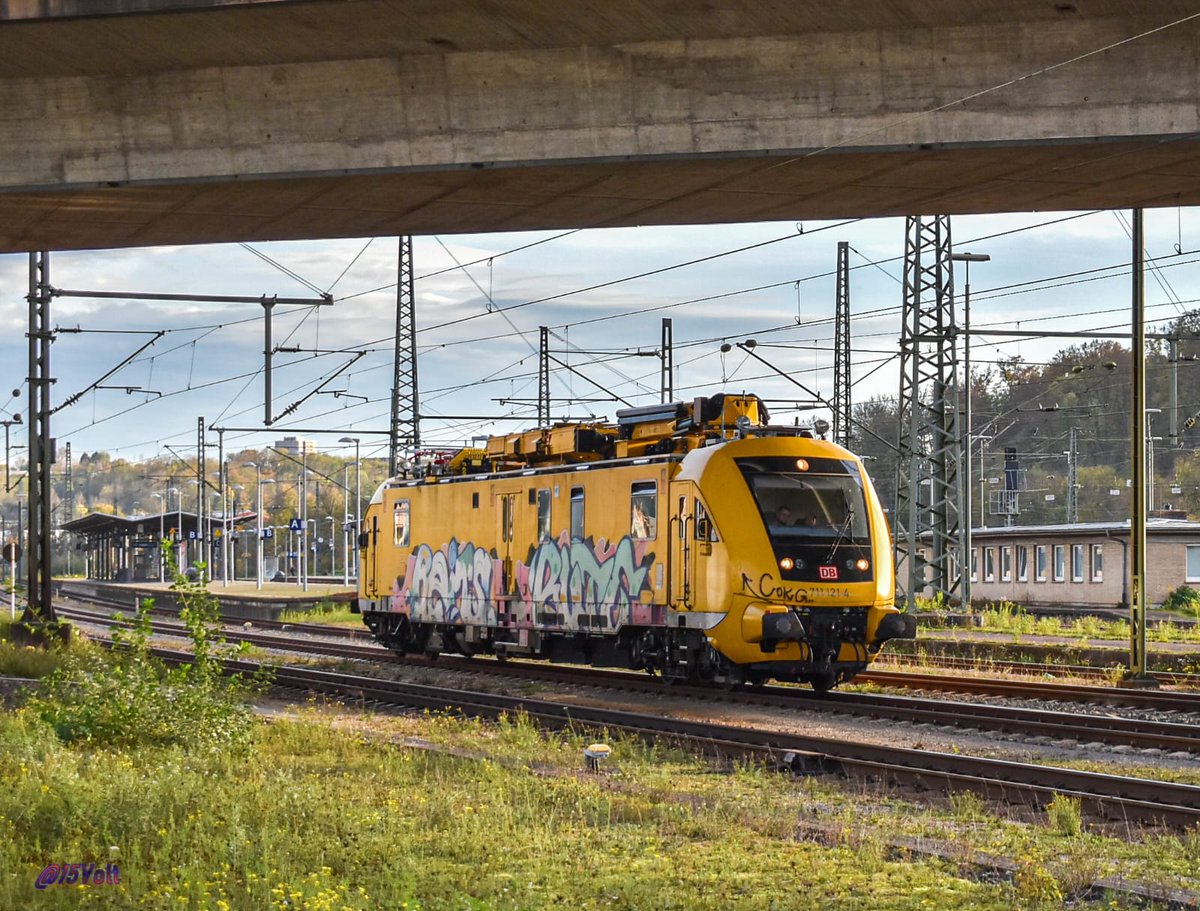 15Volt's tweet image. #Plochingen,
#Instandhaltungsfahrzeug der #DBNetz 711 121-4 fährt auf Gleis 5 (Durchgangsgleis) in Plochingen Bahnhof durch in Fahrtrichtung #Stuttgart ☺️.

#BR711 #Arbeitszug #Oberleitungsanlagen #DB #Trainspotting