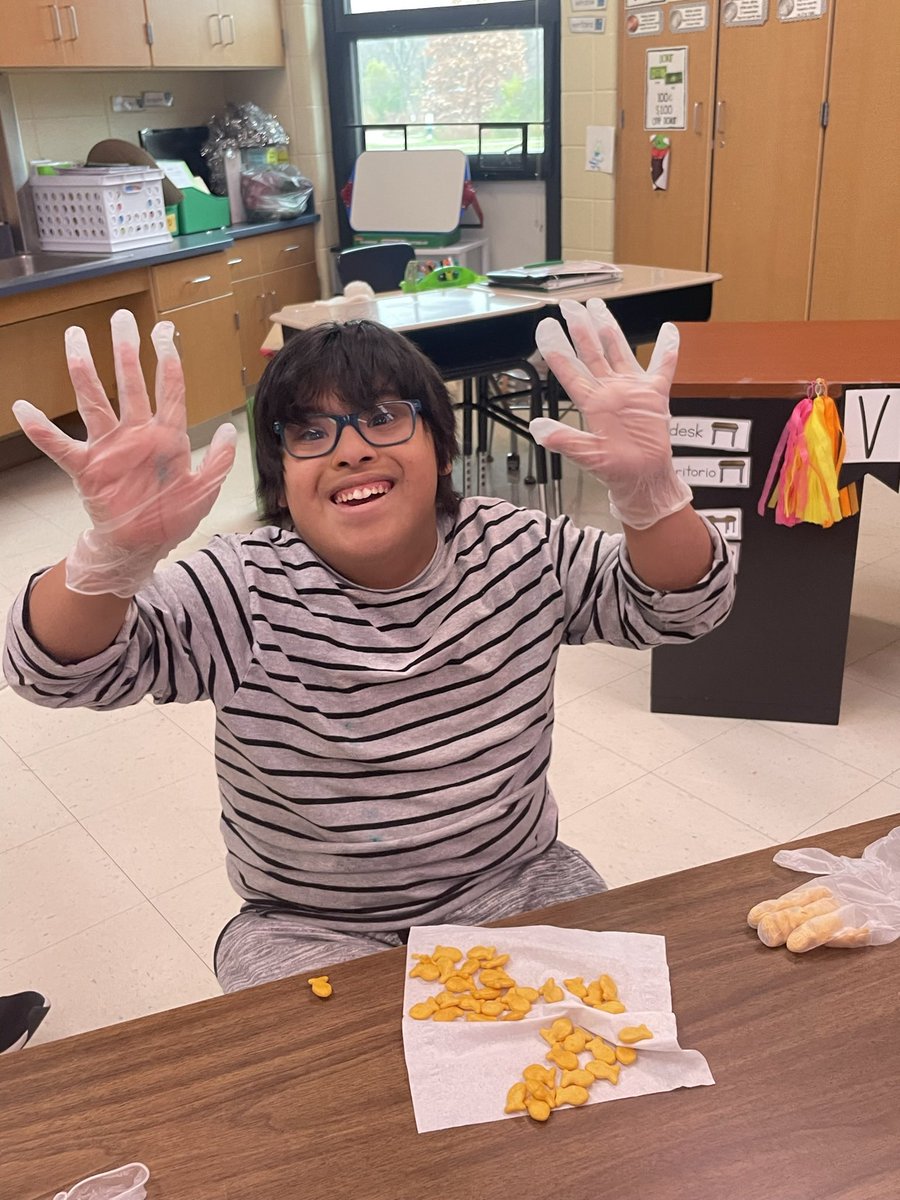 Making turkey hands for our Friendsgiving!