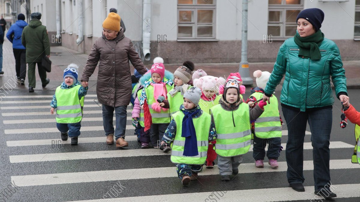 mrhverse's tweet photo. seeing dreamies like this reminded me of those tiny kindergarten babies crossing the street in neon vests lmao https://t.co/KXxkcrggvQ
