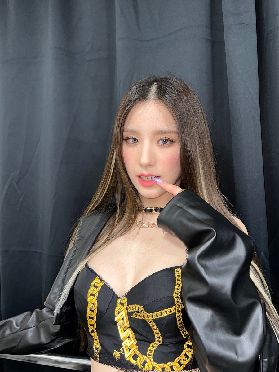 hourly loona girl crush (@hrlyloonacrush) on Twitter photo 