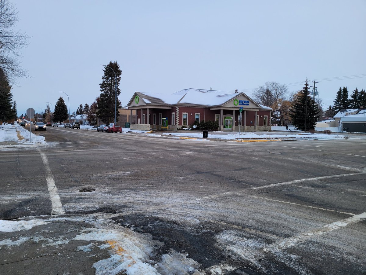 Great spot #1 to watch the <a href="/EchoEnergy14/">Echo Energy</a> Santa Claus 🧑‍🎄 parade in the <a href="/CityofLacombe/">City of Lacombe 🇨🇦</a>. Close to the action but not as busy as Main Street. Shopping, food and entertainment is easily accessible.