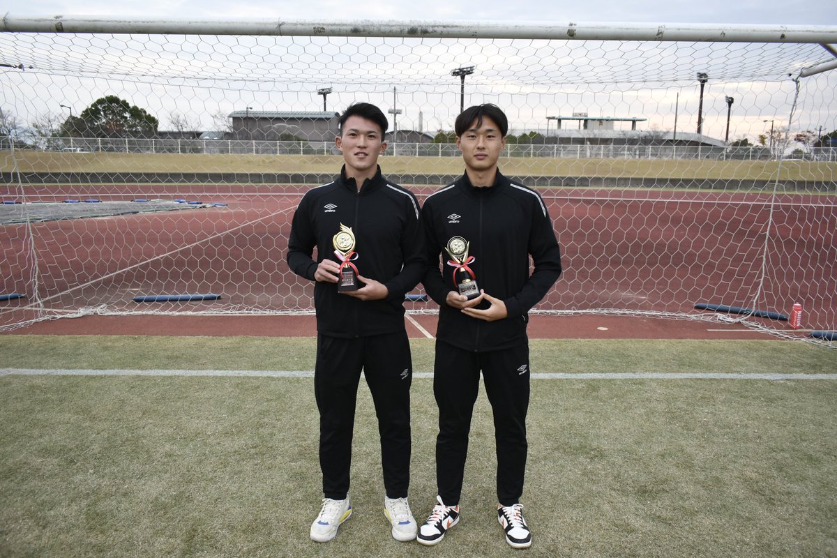93univ_soccer's tweet photo. 【お知らせ】
昨日行われた、九州大学サッカーリーグの閉会式にて、弊部から以下の2名が表彰されたことをお知らせいたします。

《ファイナルリーグ 得点王》
ジョンミン(3年 / #駒澤大学附属苫小牧高校)

《優秀選手賞》
鷹巣直希(3年 / #アビスパ福岡U18)

#九州大学サッカーリーグ
#九州産業大学 https://t.co/NFusHUE0b5