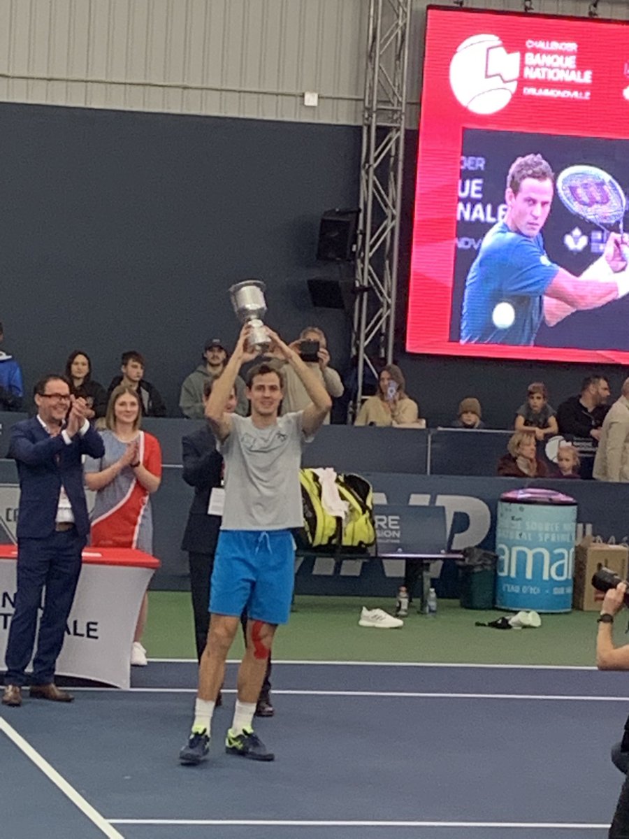 Caronrh's tweet image. Une fois encore, les spectateurs au Challenger BN de Drummondville étaient derrière Vasek Pospisil. Toute une victoire pour Vasek contre un adversaire coriace en Michael Mmoh🏆👏⁦@VasekPospisil⁩