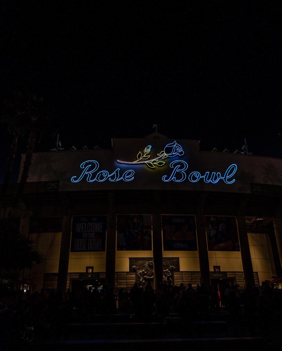 TevRchson's tweet photo. Battle of Los Angeles 🔥🔥🔥 #UCLA #USC #RoseBowl 🌹🙏🏾 https://t.co/MFWdVO6Rsq