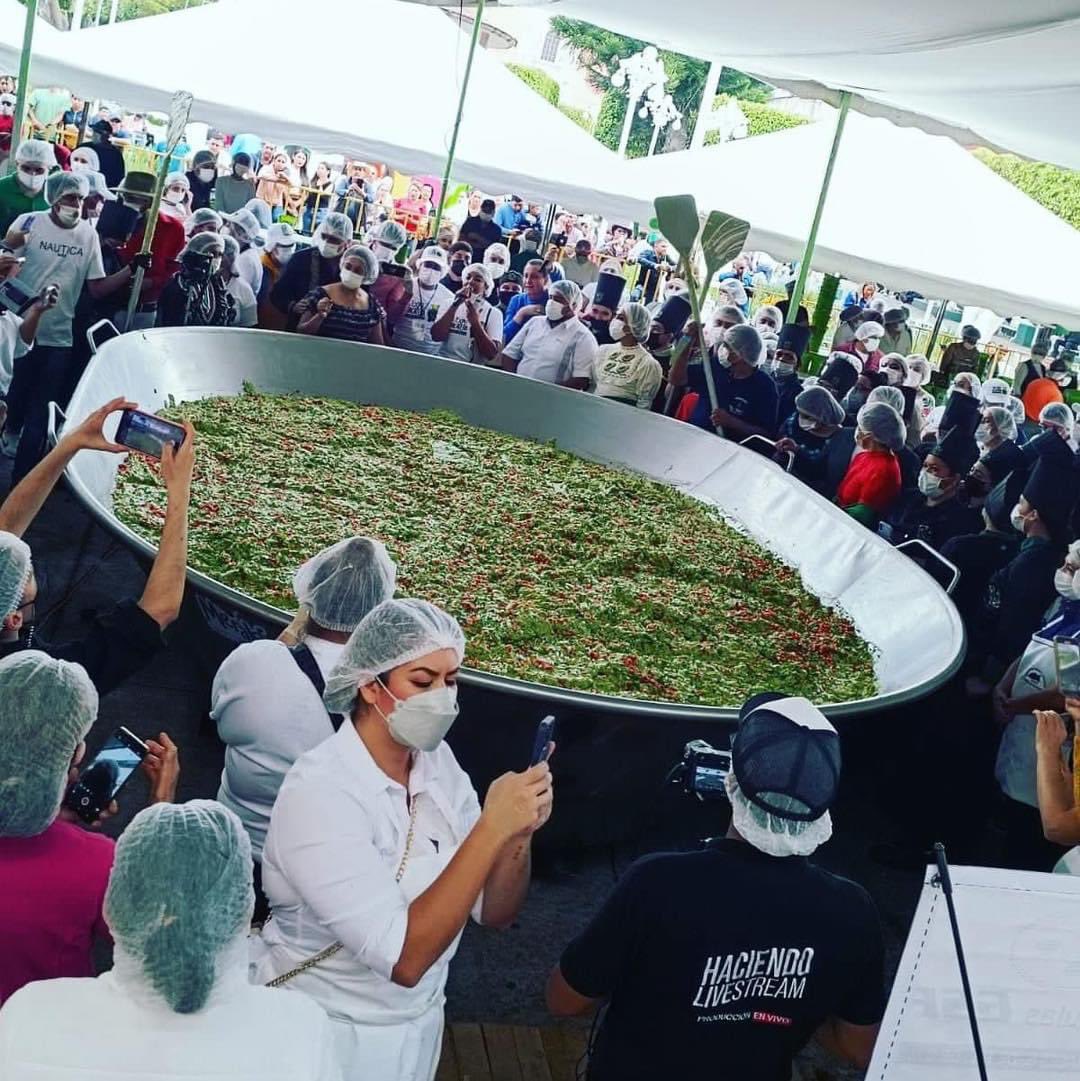 ARBedolla's tweet photo. Felicidades al municipio de #Peribán por romper el Récord Guinness al preparar el guacamole más grande del mundo, una hazaña de más de 4 mil kilos que pone en alto el nombre de Michoacán.
#OrgulloMichoacano https://t.co/nf6stDc7oe