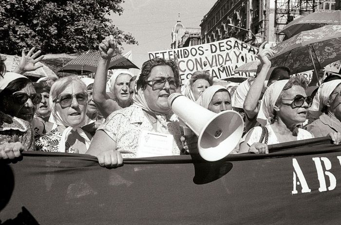 LaValleseFilo's tweet photo. Lamentamos la partida de Hebe de Bonafini, Madre de Plaza de Mayo, que enfrentó a los genocidas de la última dictadura militar reclamando memoria, verdad y justicia.
¡Madres de la Plaza, el Pueblo las abraza! https://t.co/USzd5ffPzw