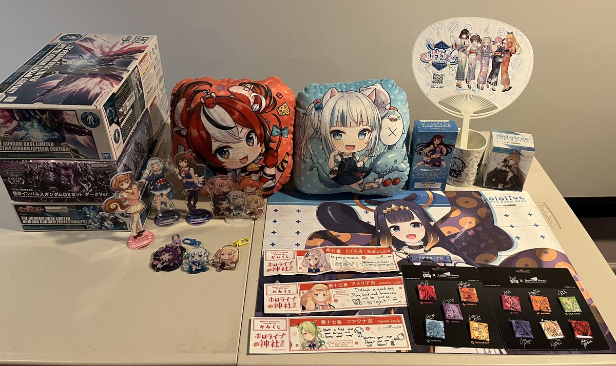 DaHaMMeR3369's tweet photo. @animenyc Con haul 

Gura &amp; Baelz Cushions: @hitsukuya 
Gura, Ina &amp; Ame charms: @rosuuri 
Holomyth standee: @eternals 

#hololiveMeet https://t.co/zWFHTJeI1H