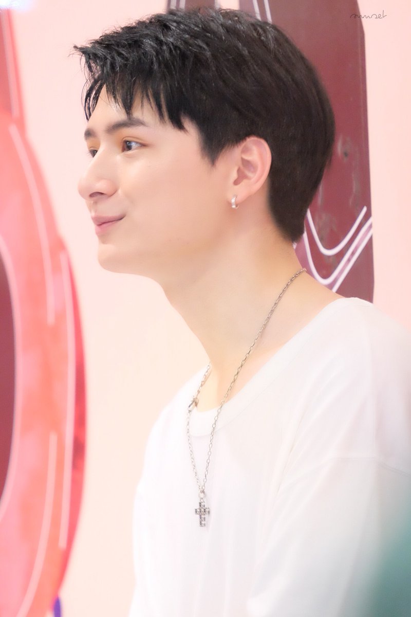 GalleryMin137's tweet photo. วันจันทร์สีขาว
#KristPerawat
@kristtps
#MLSSfoto https://t.co/qAYKKmzVBd