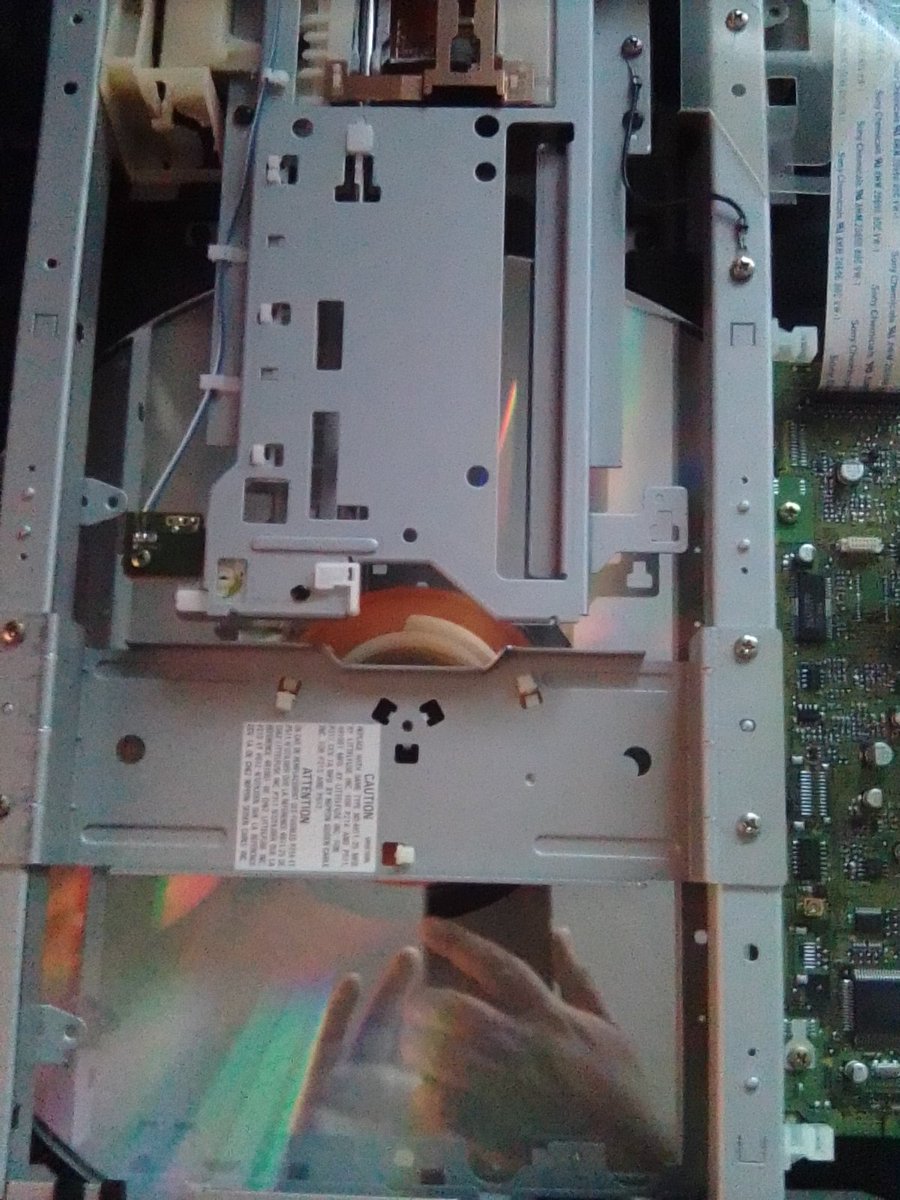LASERDISCDREAM's tweet photo. I went ahead just take it off the unit and however I really finally got the belt in place and after that when I turn on the unit everything a little bit different so so I got everything all work out the kinks run good so far.

#LaserDisc 
#LaserdiscPlayer https://t.co/1GMKtonXfe