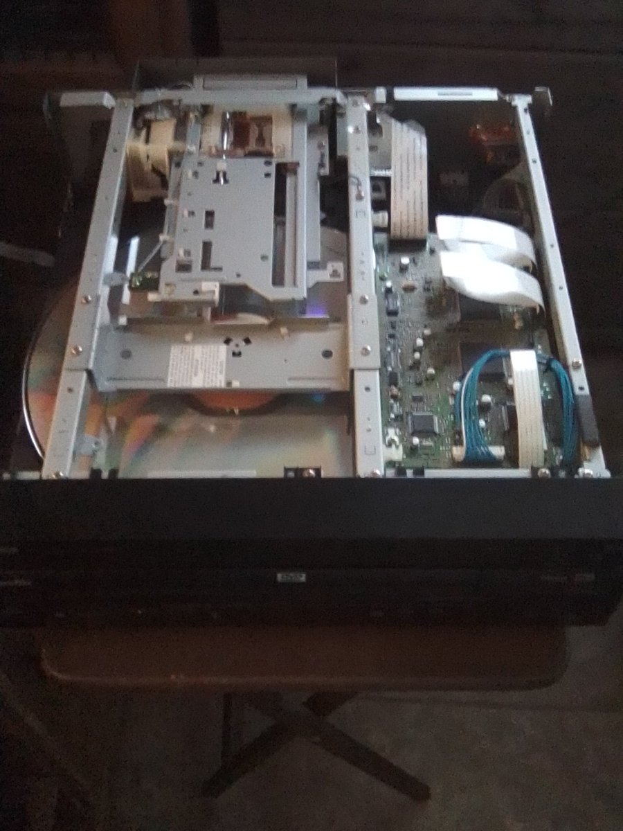 LASERDISCDREAM's tweet photo. I went ahead just take it off the unit and however I really finally got the belt in place and after that when I turn on the unit everything a little bit different so so I got everything all work out the kinks run good so far.

#LaserDisc 
#LaserdiscPlayer https://t.co/1GMKtonXfe