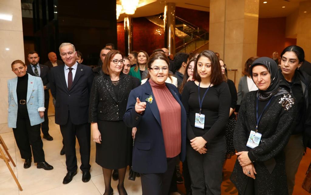 Bakanımız Sn. <a href="/deryayanikashb/">Derya Yanık</a> başkanlığında,Bakanlığımız koordinesinde İklim Değişikliği ve Çocuk Katılımı temasıyla düzenlenen ve bu yıl uluslararası nitelik kazanan“23.Çocuk Forumu”nun açılışını,15 ülkeden gelen çocuklarımızın katılımı ile gerçekleştirdik.

 #BizBüyükBirAileyiz