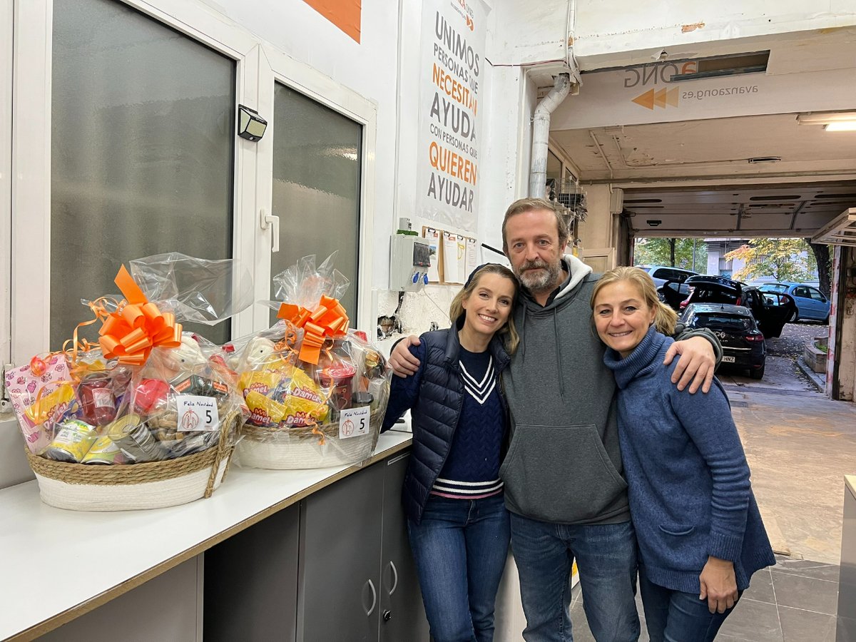 ¡Primera cesta de Navidad realizada! Junto a CIOHSA, el viernes comenzamos la realización de las cestas de Navidad. Tenemos prevista la realización de 2000 cestas y ayudar a un total de 4000 familias.

#avanzaong #ong #ongmadrid #voluntariado #voluntarios