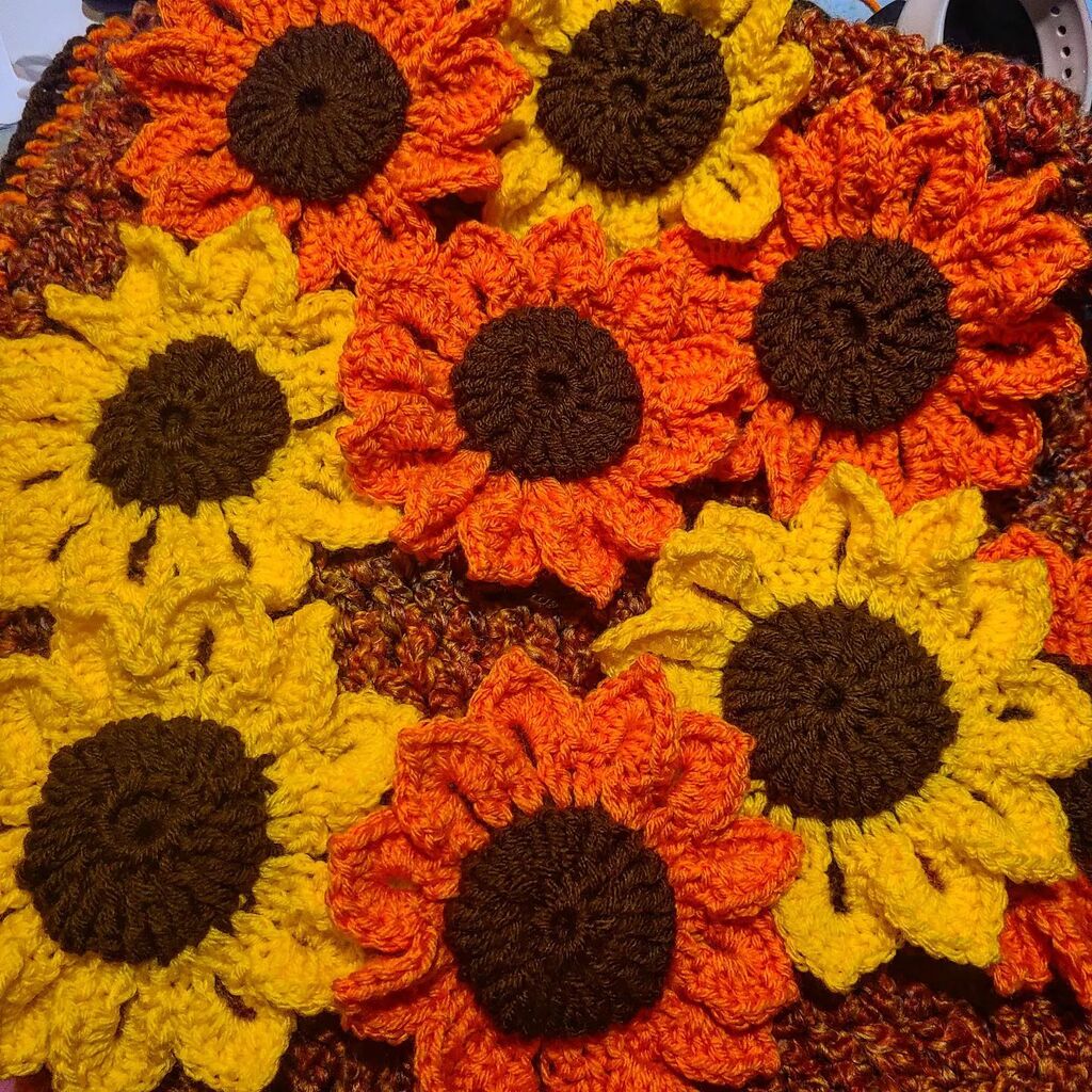 Bcause_of_You's tweet photo. More #sunflowers you say? You know me so well 🤗

#crochetfun #crochetersofinstagram #crochetallday #crochetflowers #fiberarts #fiberartistsofinstagram https://t.co/QwYML9VqGo https://t.co/UIbnCv4JUD