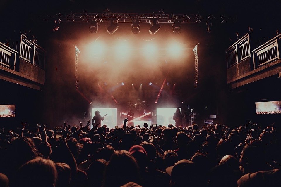 badomenscult's tweet photo. SOAKED IN THE NEON GLOWS 

Photos : @BryanKirks https://t.co/jYeKyKi1h6