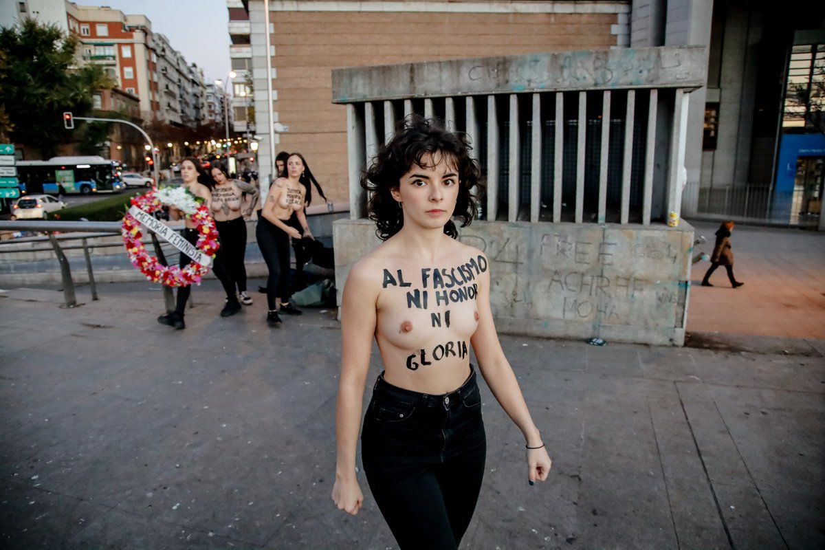 Las activistas de Femen protestan con una corona de flores y el pecho descubierto, contra los homenajes fascistas organizados por la Falange durante este fin de semana bit.ly/3gmOyQm