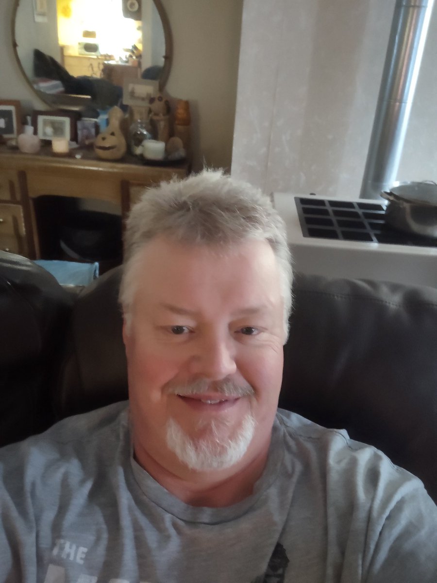 BigchrisCooks's tweet photo. I cut my own hair last week . Can you tell? #flowbee https://t.co/m9L9WNXRz5