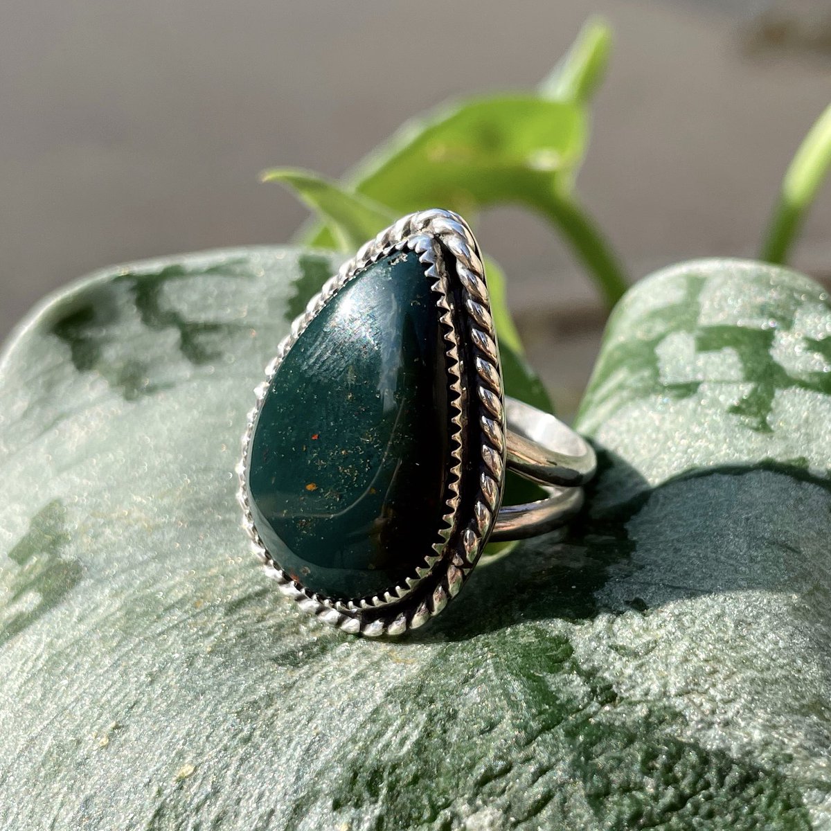 bluesundayco's tweet photo. Hi I’m Ashley I make sterling silver crystal jewelry. Please consider supporting my small business this holiday season 🤍 https://t.co/XAh5G2Bvy1