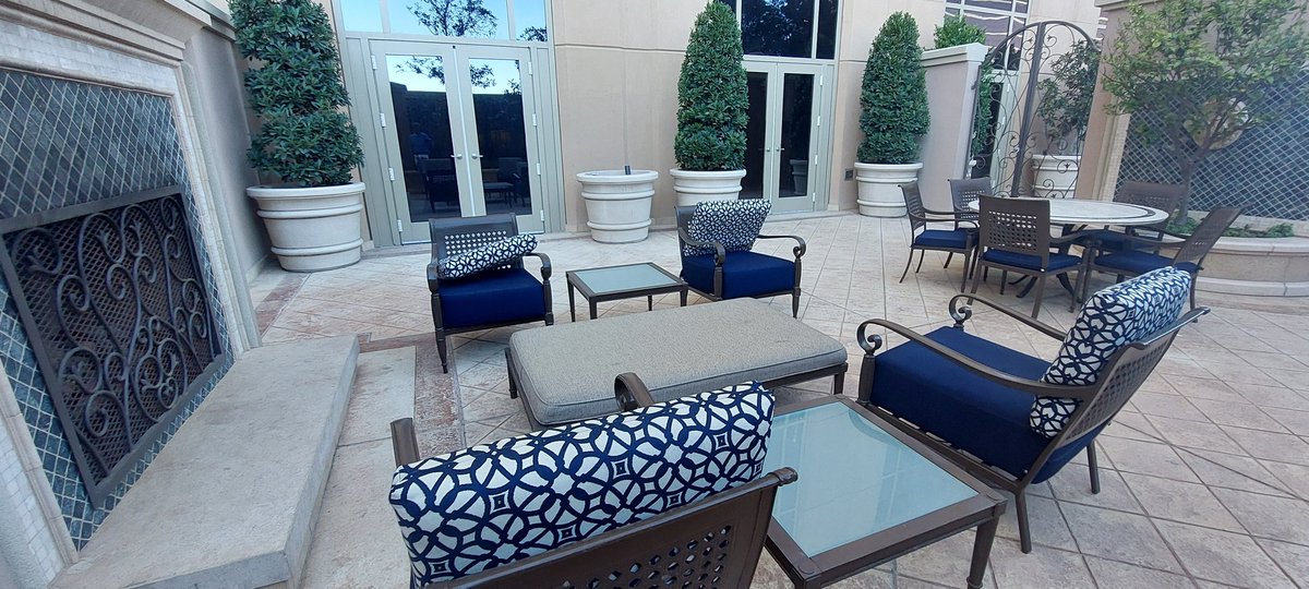 erickayson's tweet photo. ...and this is our balcony! Thank you @PalazzoVegas for offering this suite. Absolutely amazing! #amexbusiness https://t.co/l4u8YrHPQT