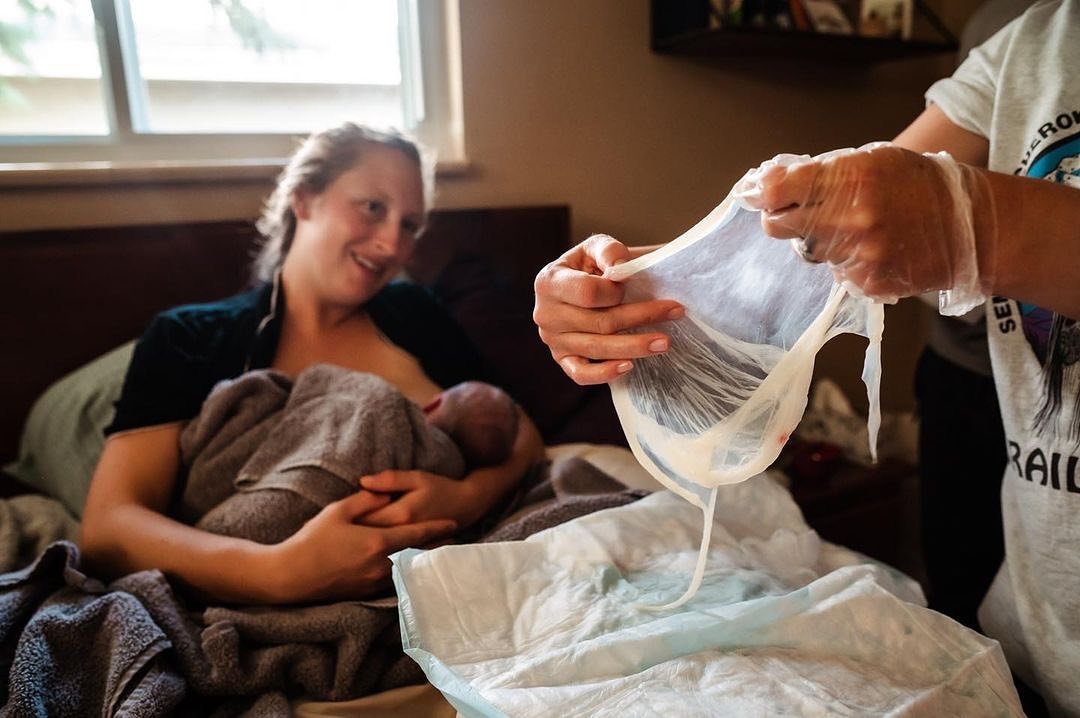 GentleBirth's tweet photo. #Repost @monetnicolebirths
This baby was born en caul - in its amniotic sac.
#gentlebirthapp #gentlebirth #hypnobirthing #positivebirth #braintrainingforbirth #laboranddelivery #mindfulpregnancy #mindfulbirth #pregnant #fitbump #midwife #doula #testimonial https://t.co/RrVGiuKQpI