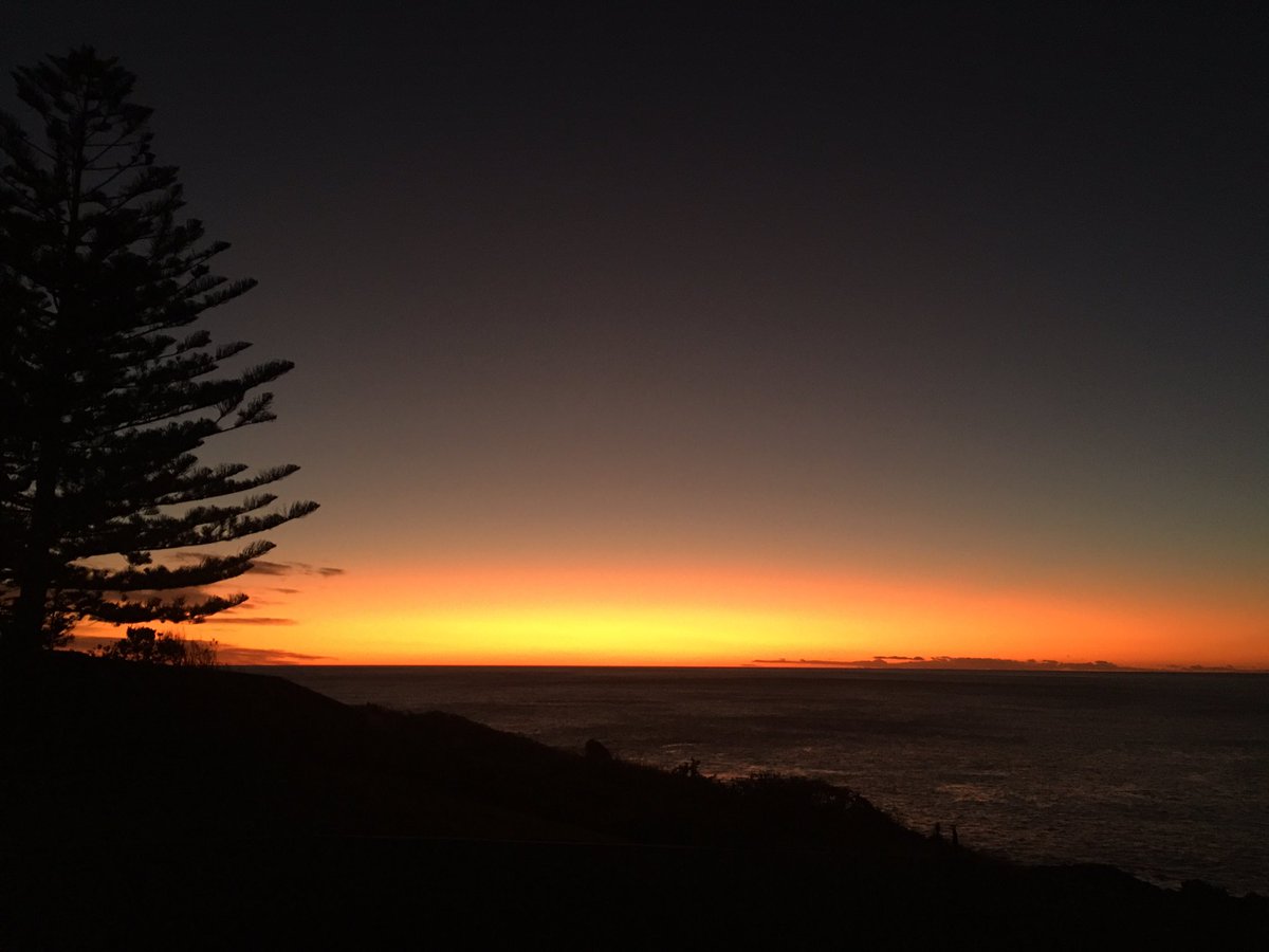 Anza_Simmo's tweet photo. A beautiful #Monday #Sunrise here at #LovesBay #OrangeSky #SunrisePhotography #Nature #NoFilter #TwitterNatureCommunity https://t.co/76qwbJ3Hao