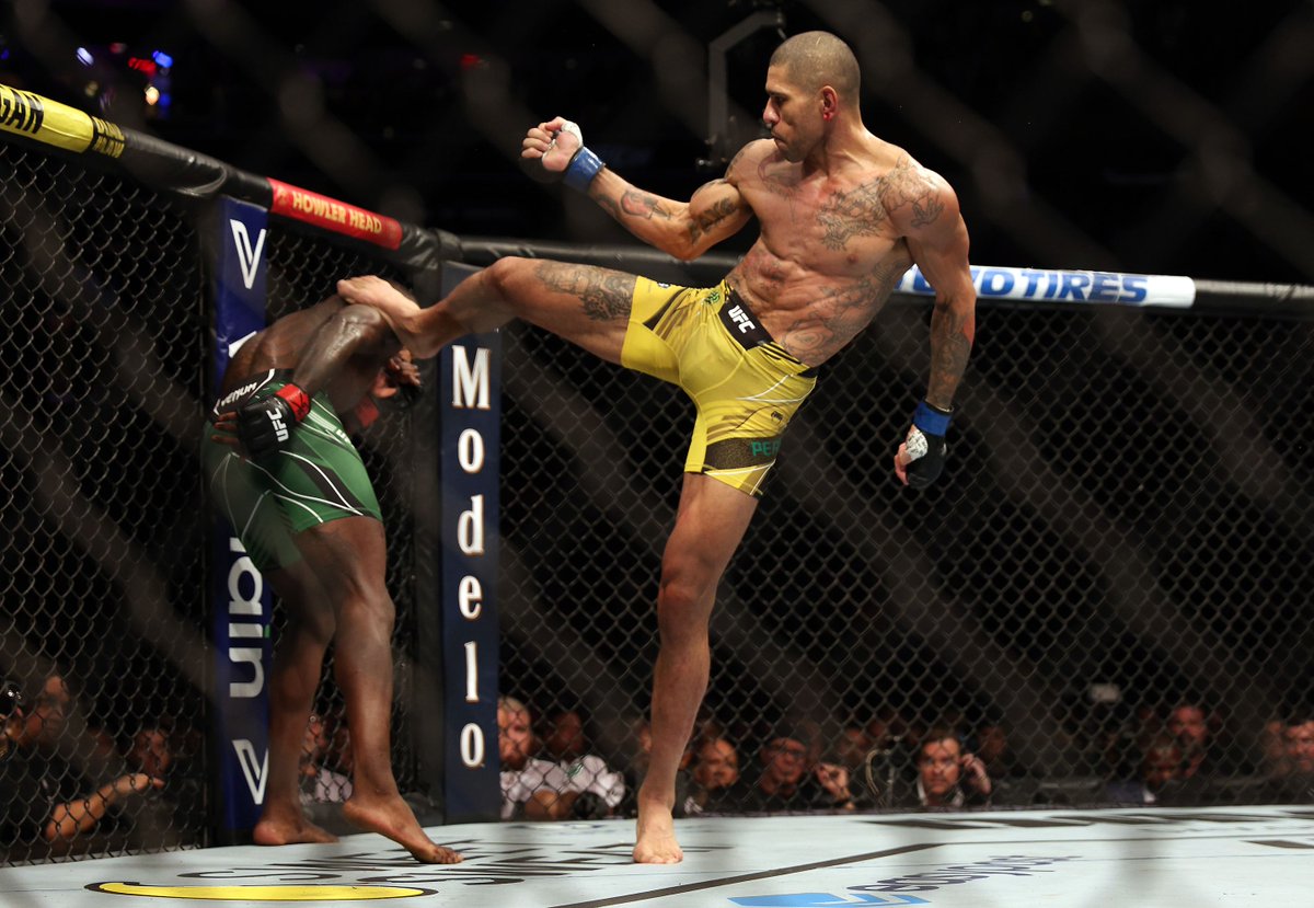 mmamania's tweet photo. Joe Rogan calls Alex Pereira’s ability to cut massive amounts of weight ‘sanctioned cheating’ #MMA #UFC https://t.co/R2PCiGkFJs https://t.co/eb4BIYq3zY