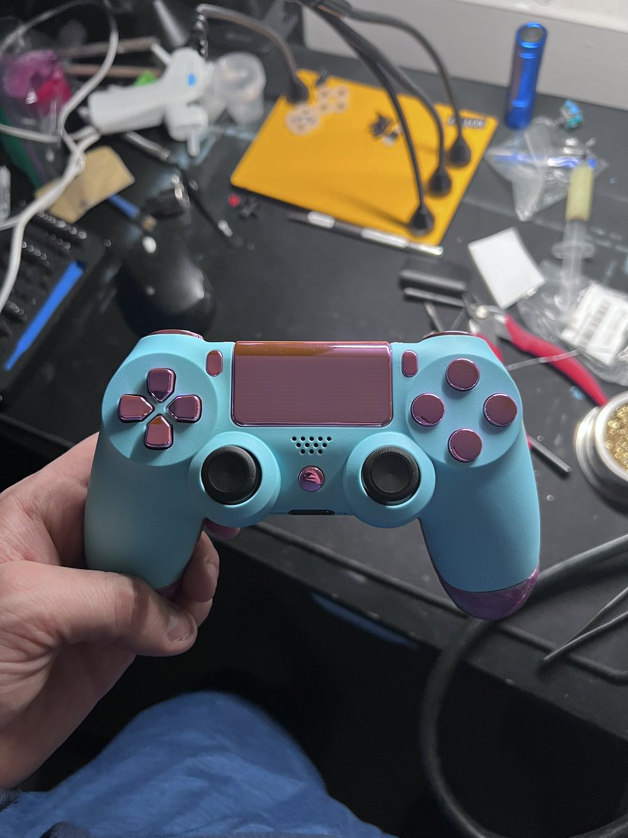 xWagss's tweet photo. Made this beaut for @ActuallyOX. Has all digital triggers and buttons, Xbox elite series 2 variable tension thumb-sticks, custom secret formula grip 🤫 and custom paint. Hmu if your interested, I can do any type of controller 🤓 https://t.co/QsTqL806LS