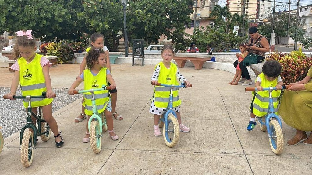 UEenCuba's tweet photo. Niños y adultos disfrutaron este sábado del taller de reparación de bicicletas organizado junto a @veloencuba por el cierre de #COP27  y el #DiaMundialdelaInfancia 

Las generaciones presentes y futuras tienen una responsabilidad con el medio ambiente y una movilidad sostenible https://t.co/IunxZ69okm