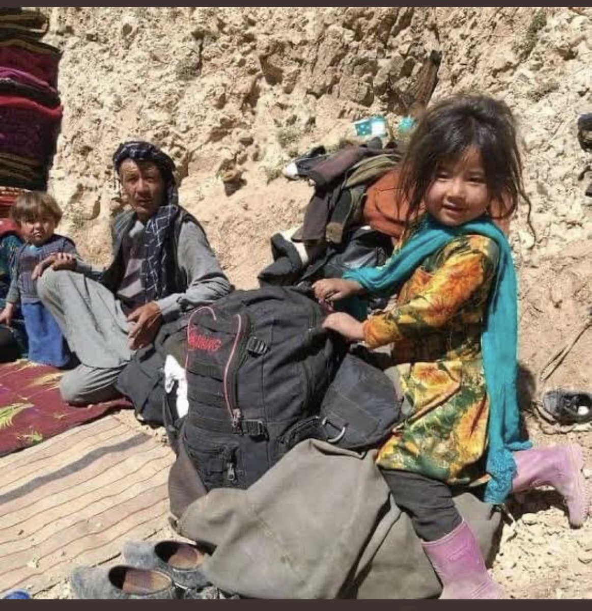 Ehsan_yosefi's tweet photo. Hur känns det att säga till barnen att vi åker på semester men i själva verket har man fördrivits ?  #StopHazaraGenocide https://t.co/QXSgRhQFXy