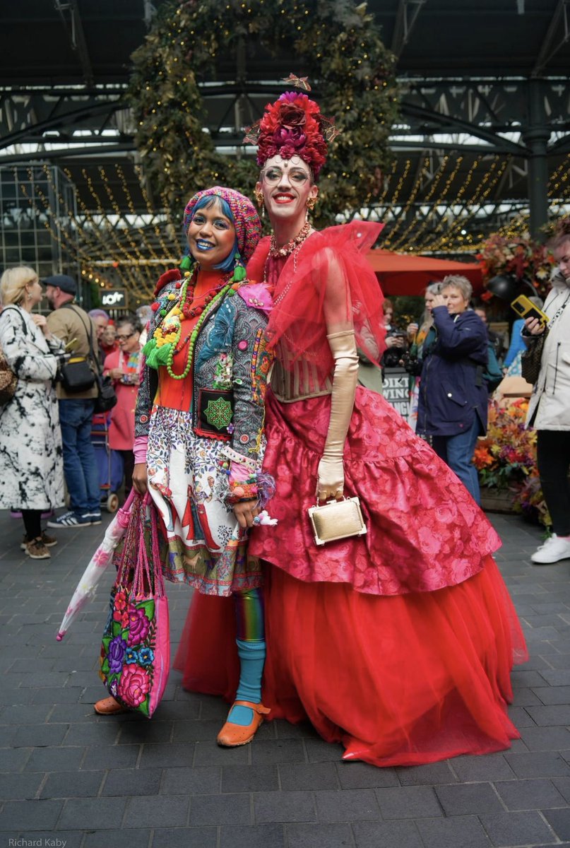 momtazbh's tweet photo. Sunday night reminder that just because itโs winter you do not need to wear dark colours. Iโve seen far more black coats in London than is necessary already and the season has just begun! ๐๐ #colourwalk #dopaminedressing #hellorainbow https://t.co/w8cANFA1va