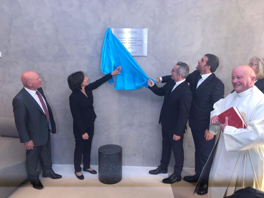 agricultura_pt's tweet photo. A Ministra @MariaCeuAntunes inaugurou, ontem, as instalações da #Labotanic, em Viseu. Na sua intervenção, sublinhou que este é "um investimento que favorece a manutenção e desenvolvimento de equipas qualificadas neste território, promovendo, assim, mais coesão territorial". https://t.co/A0BOyjydVn