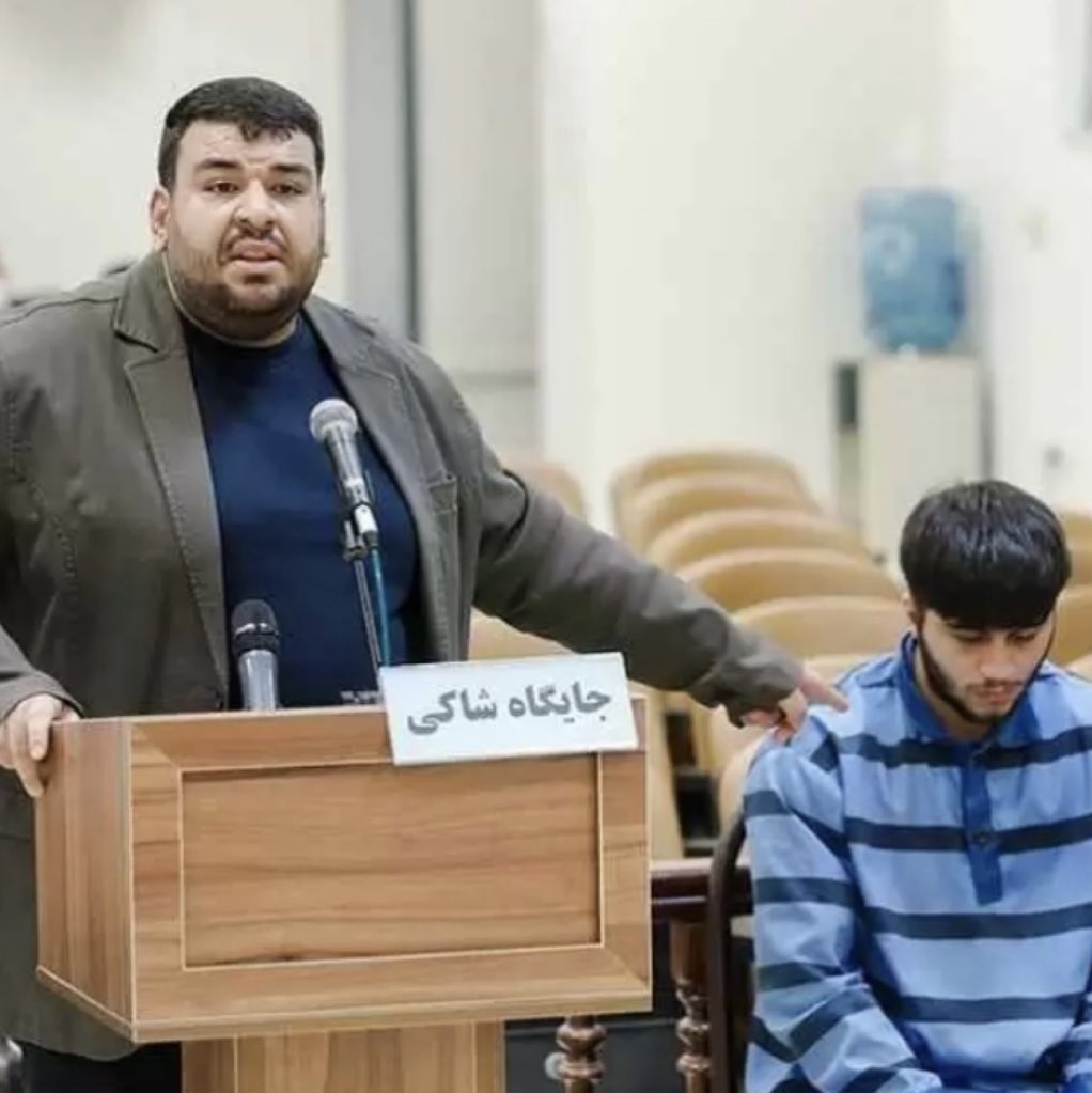dariush_Zand's tweet photo. با دیدن این عکس خُشکم زد!

۹ دی ۹۶، خیابان کارگر شمالی، دستی به شانه‌ام زد و تا برگشتم با مُشت به سرم کوبید و فریاد میزد:«به آقا فحش میدی آره؟!»
چندنفری به صورت همسرم شیما اسپری فلفل زدند و مرا با خود بردند.

هرگز چهره‌اش را فراموش نکردم، خودش است: محمدرضا قنبرطلب
#مهسا_امینی https://t.co/O6G4IGTzuv