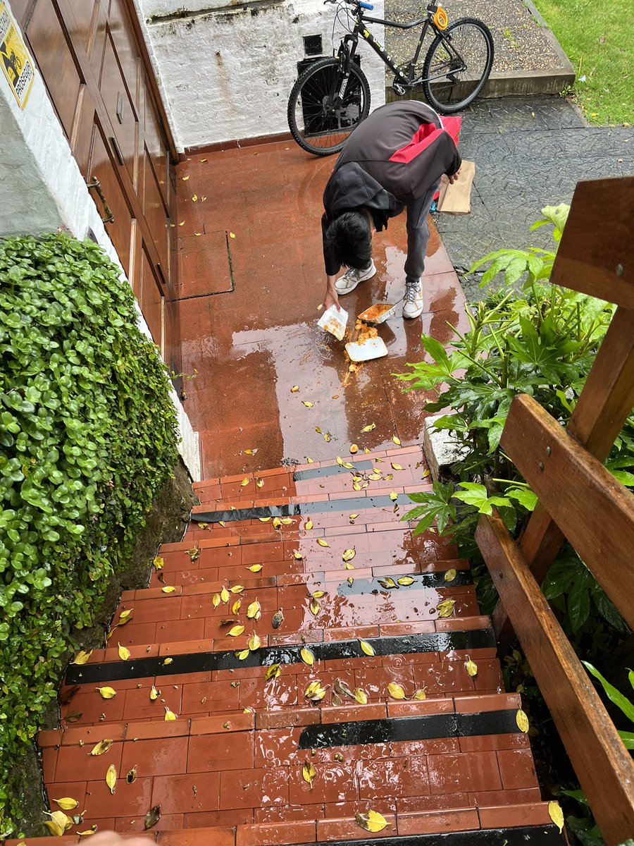 loren_salvia's tweet photo. Me pedí un Mc y al repartidor se le volcó la coca adentro de las hamburguesas, me devolvieron la plata, esperé 1 hora, pedí ñoquis y al segundo repartidor le paso esto: https://t.co/YiOH7BowpT