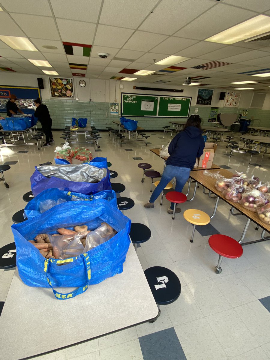 LJMS_FCPS's tweet photo. Volunteers work (even on Sundays) gleaning fresh produce from the Mosaic Farmer’s Market to stock our food pantry… all of this healthy food will get distributed to LJMS families this week, right before Thanksgiving break. #WeROARasONE #otherpeoplematter https://t.co/BfiowZUqhZ