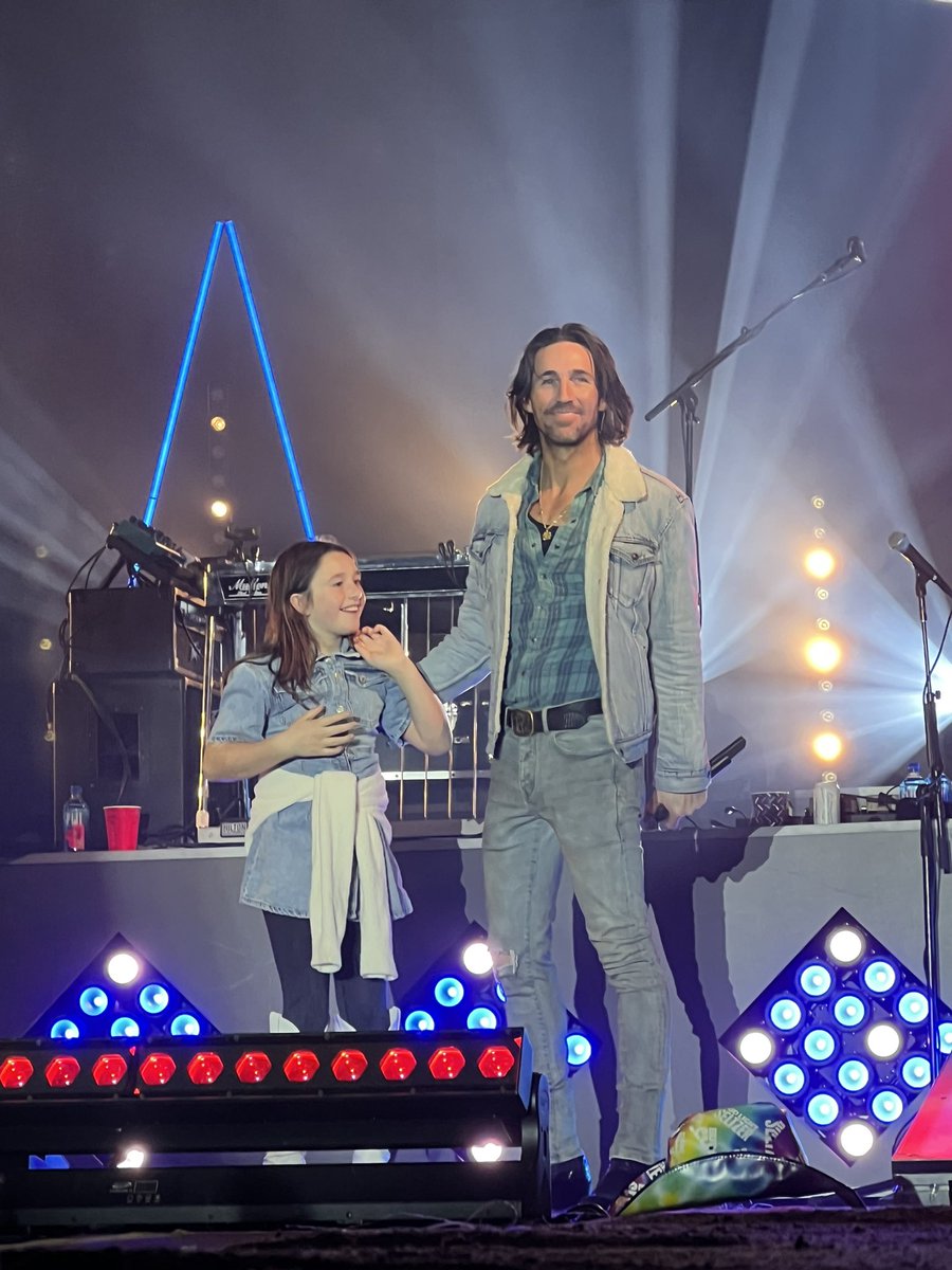 shannon12786's tweet photo. @jakeowen Amazing show last night. Pearl has grown up so much. https://t.co/lkNx5JaZdG