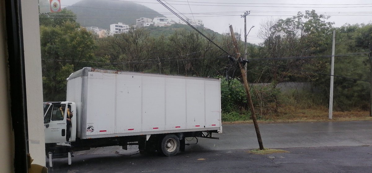 Franchdzc's tweet photo. @Telmex hola buenas tardes hubo accidente de camión al atorarse con los cables doblo un poste y otro se callo camino al diente 105 y antiguo camino alas minas Monterrey nuevo León https://t.co/wBNSzUqmr5