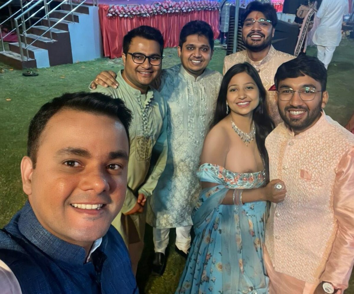 This a view many husbands would like to have...
BTW the one taking selfie is hubby, the one standing with wife is groom tk be... And others are poly friends of wife

And yet it happens in Pakistan too... Discretely